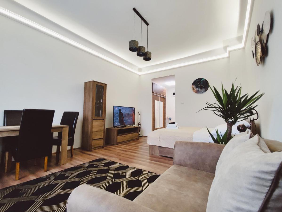 Central Palace Apartman Debrecen Esterno foto