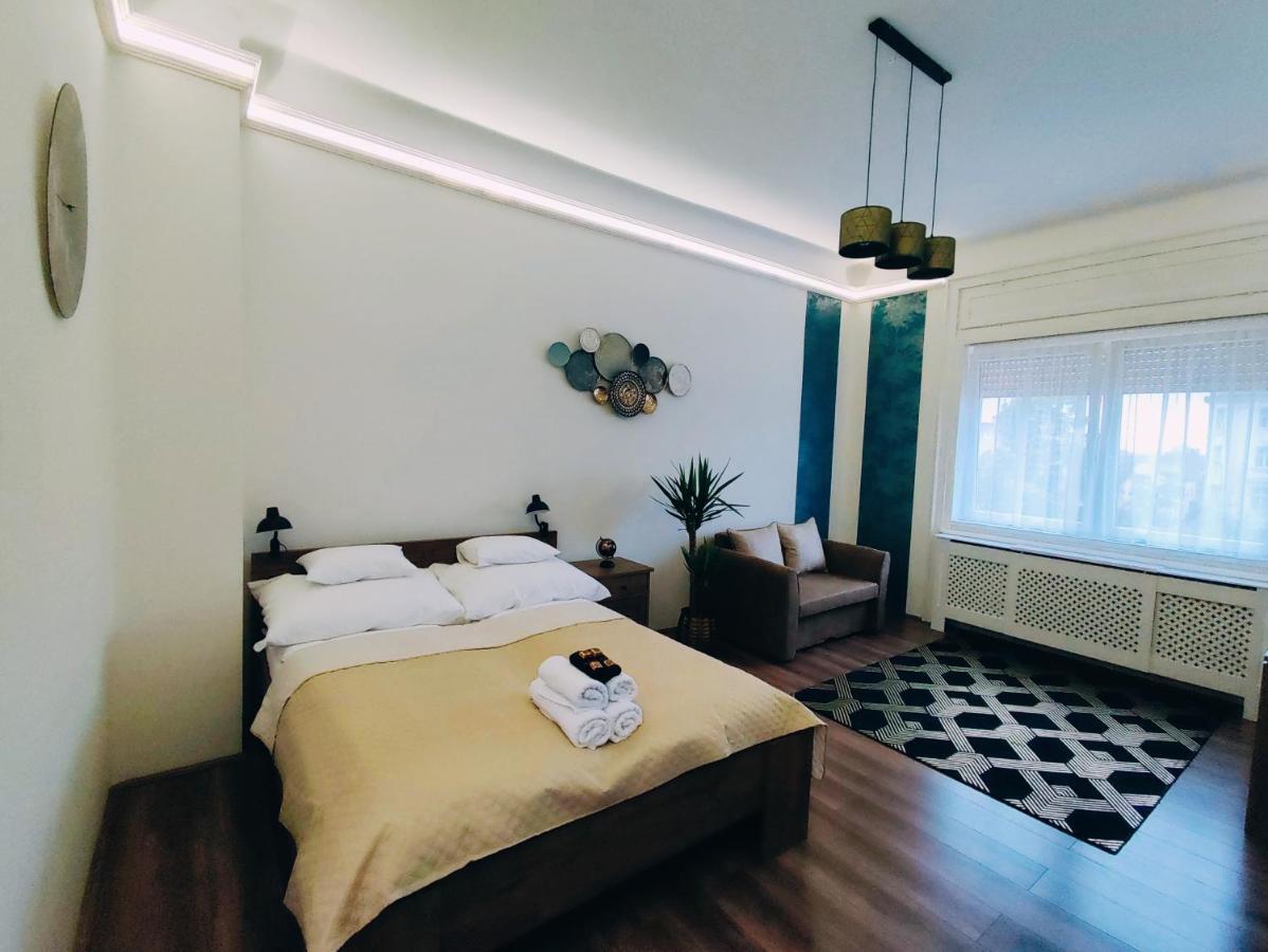 Central Palace Apartman Debrecen Esterno foto