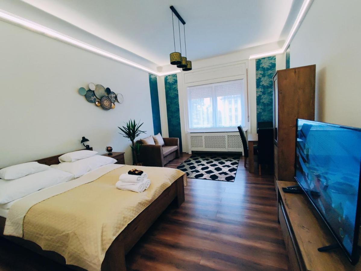 Central Palace Apartman Debrecen Esterno foto